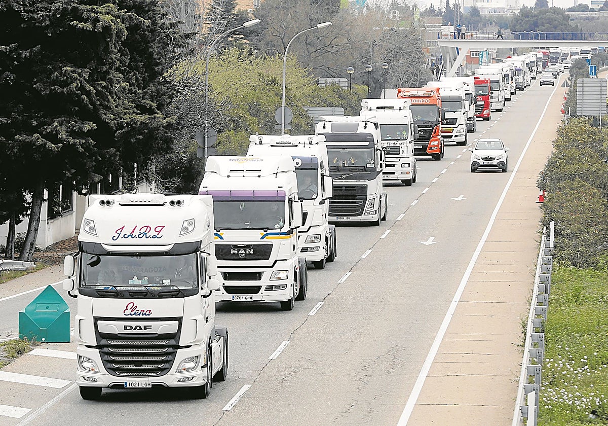 Un grupo de transportistas ocupan un carril de la circulación en una protesta sectorial