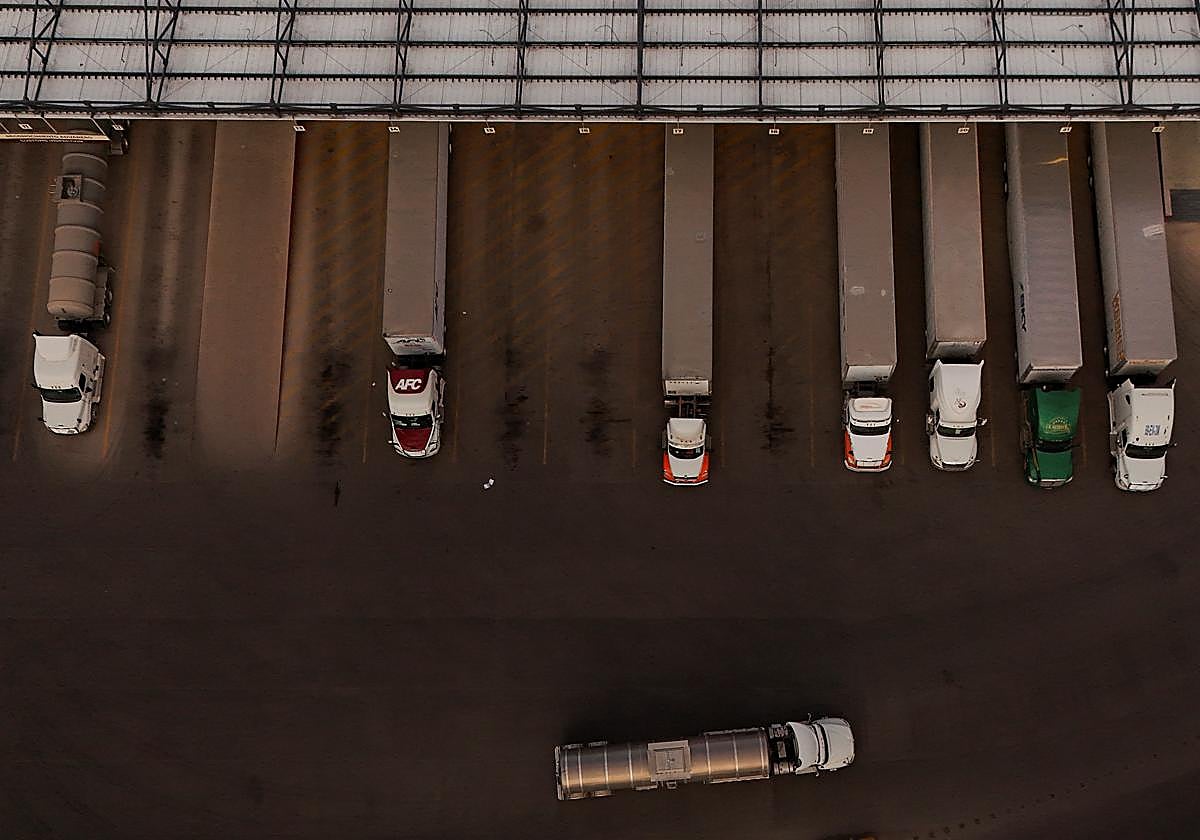 Camiones antes de cruzar la frontera entre México y Estados Unidos