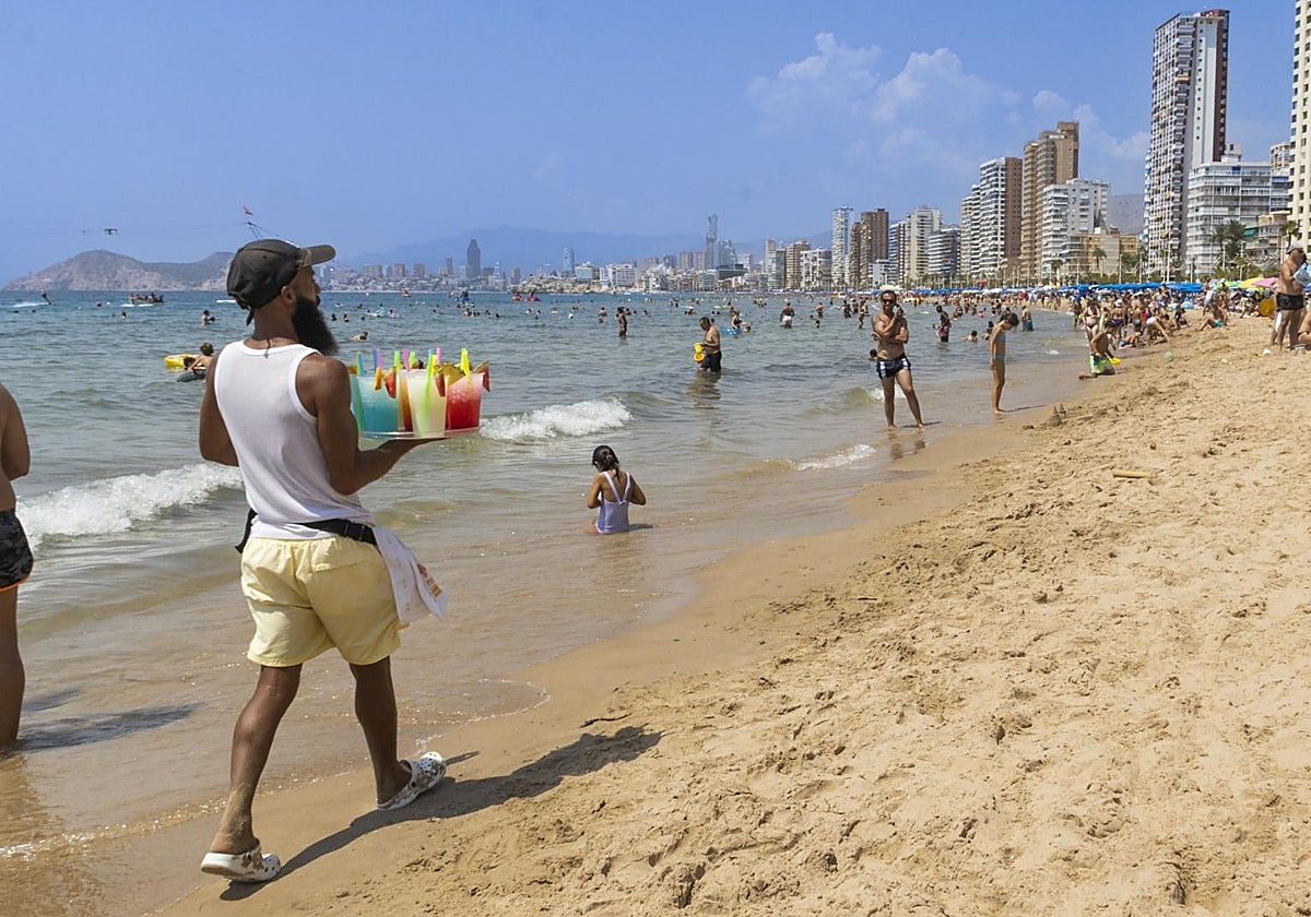 Bañistas en playa de Benidorm