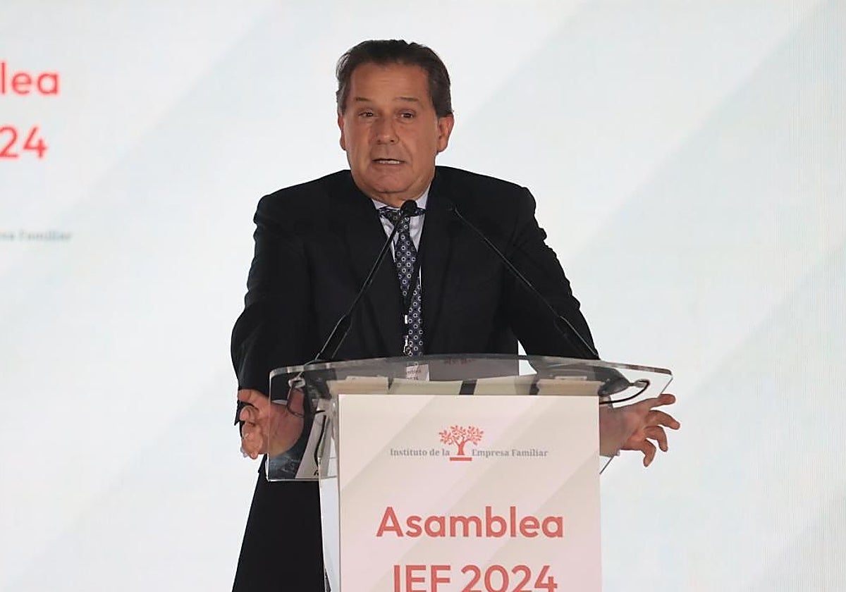 El presidente del Instituto de Empresa Familiar, en el centro