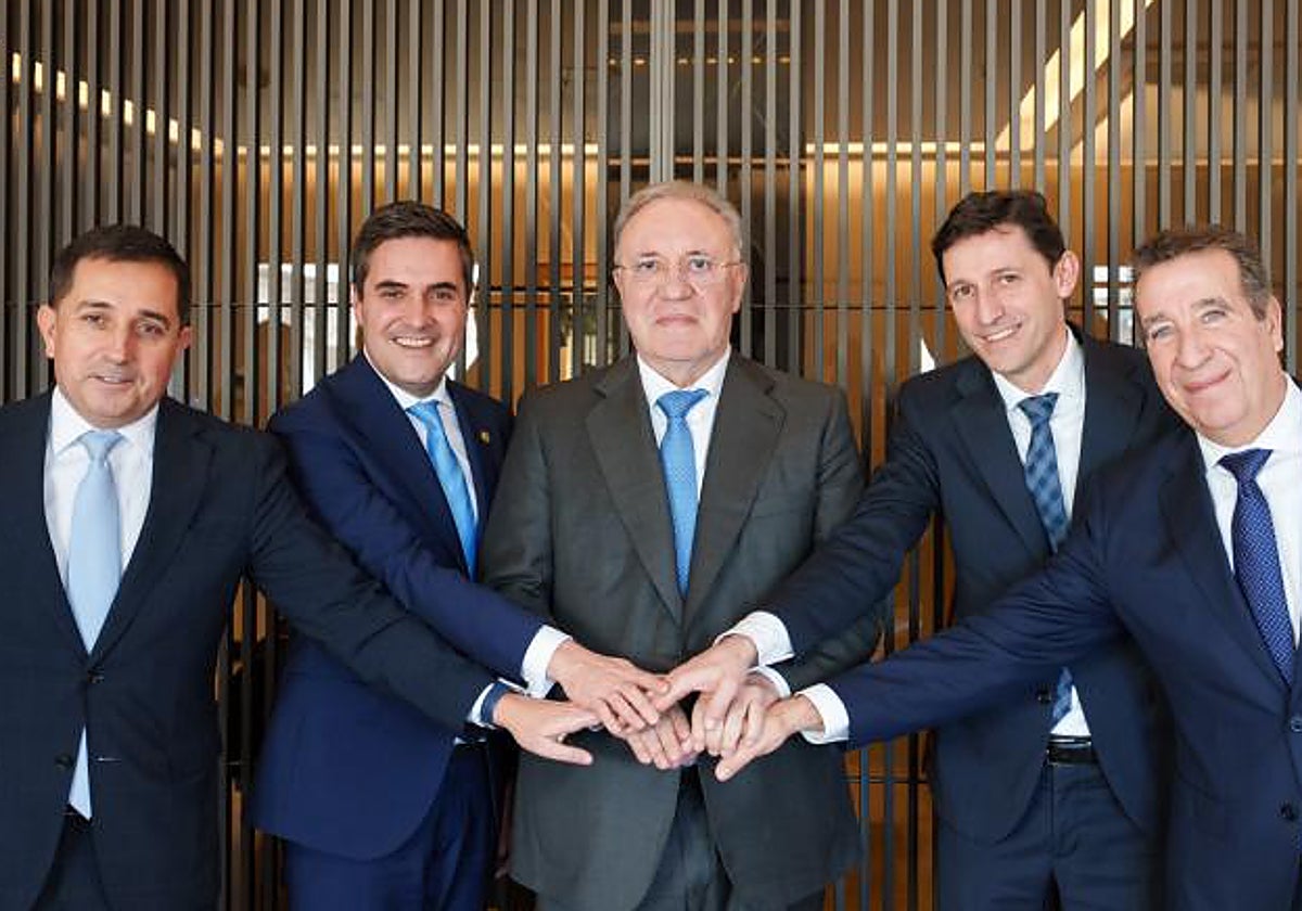 De izquierda a derecha: Xabier Sagredo, presidente de BBK, Mikel Jauregi, consejero de Industria del Gobierno vasco, José Antonio Jainaga, presidente de Sidenor, Noël d´Anjou, consejero de Hacienda del Gobierno vasco, y Jon Urresti, presidente de la FundaciónVital