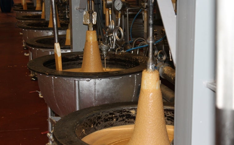 Imagen principal - Los tradicionales boixets o morteros para mezclar artesanalmente la masa del turrón funcionan a pleno rendimiento desde julio en Jijona. Abajo, estampas de Käthe Wohlfahrt Barcelona