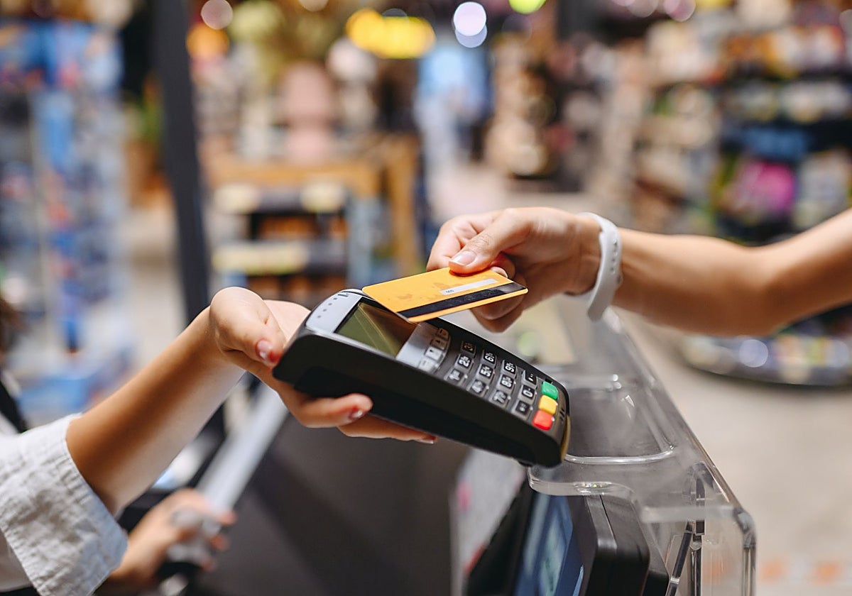 Una mujer paga su compra con tarjeta