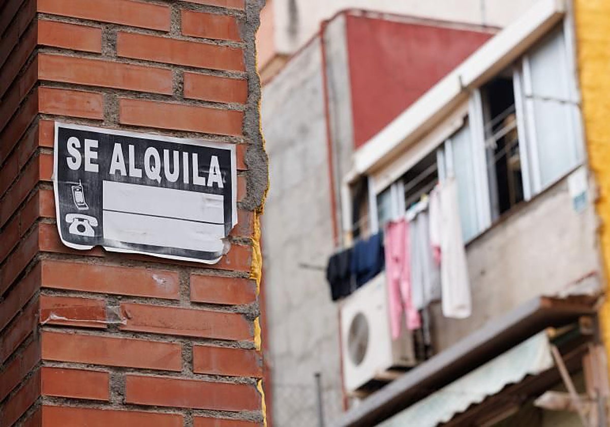 Un cartel de 'se alquila' en Madrid