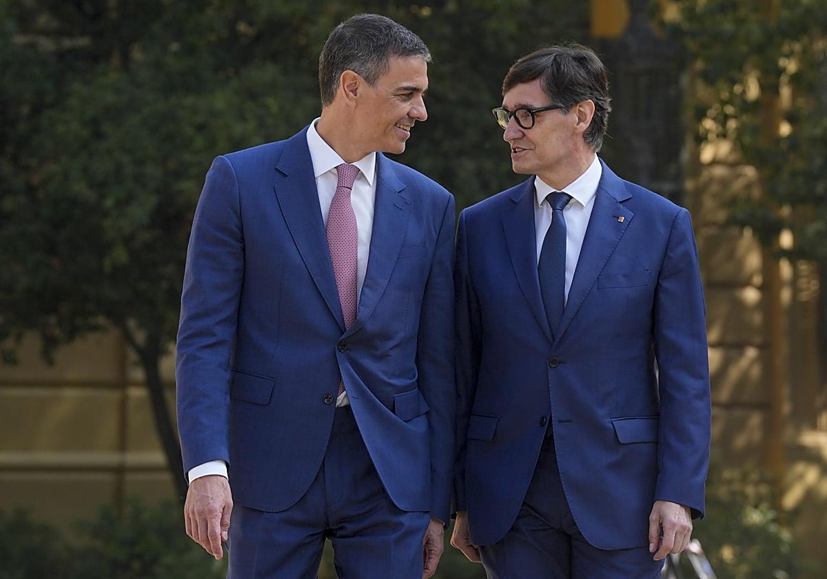 El presidente del Gobierno, Pedro Sánchez, junto al de la Generalitat, Salvador Illa