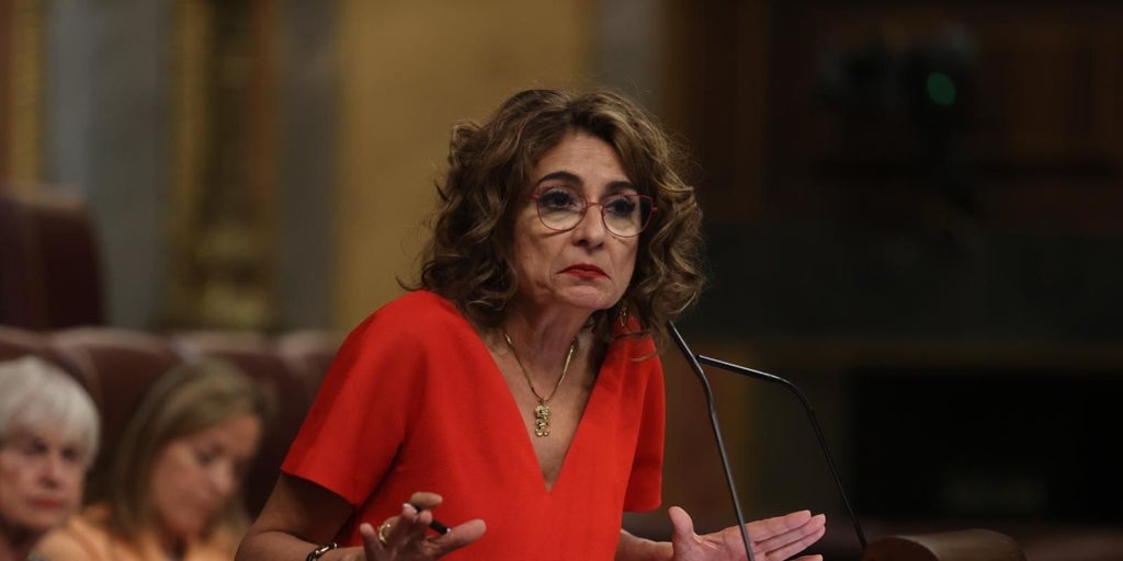 Montero obliga a los altos funcionarios de Hacienda a dejar registro de sus contactos con empresas a raíz del 'caso Montoro'