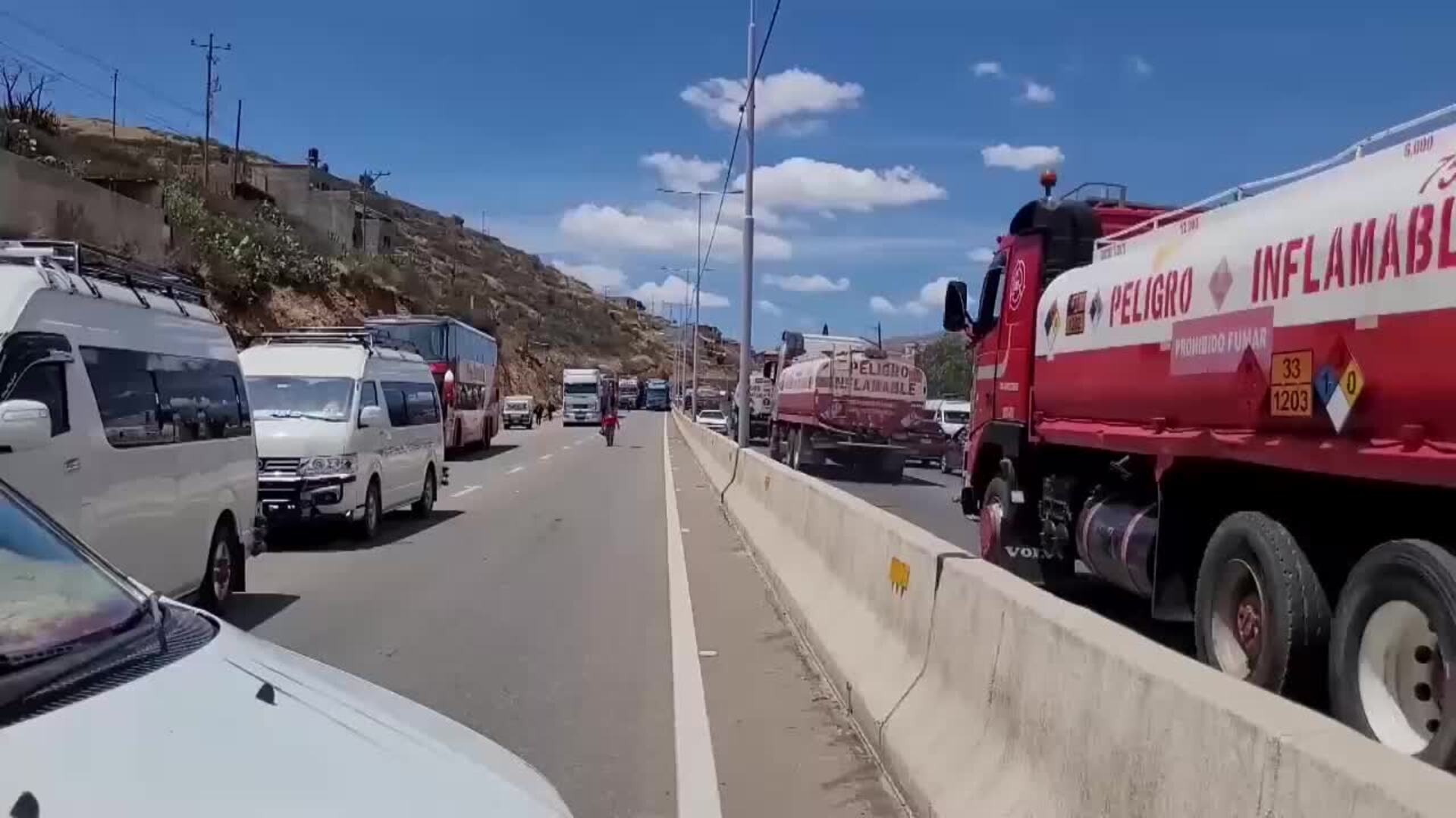Transportistas de Bolivia bloquean las vías en protesta por la escasez ...