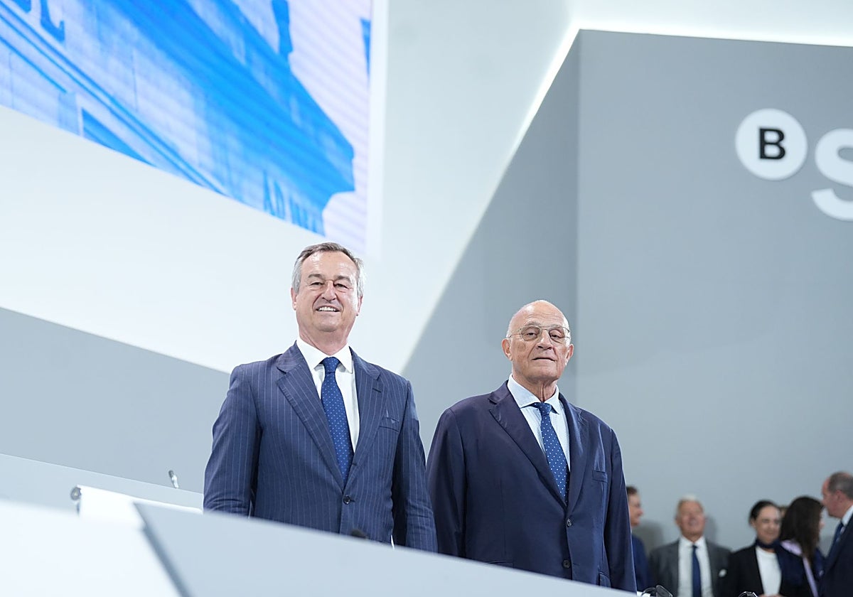 El consejero delegado de Banco Sabadell, César González-Bueno (i), y el presidente del Sabadell, Josep Oliu