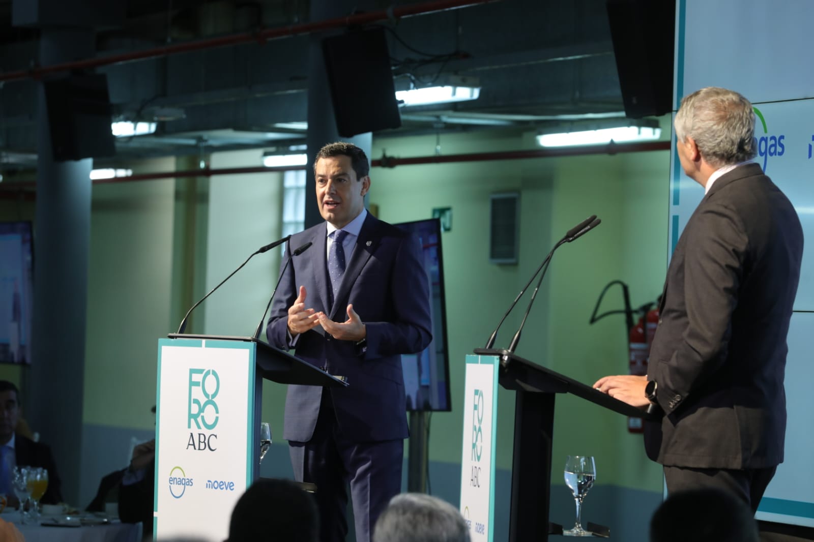 El presidente de la Junta de Andalucía, Juanma Moreno, junto al director de ABC de Sevilla, Alberto García Reyes