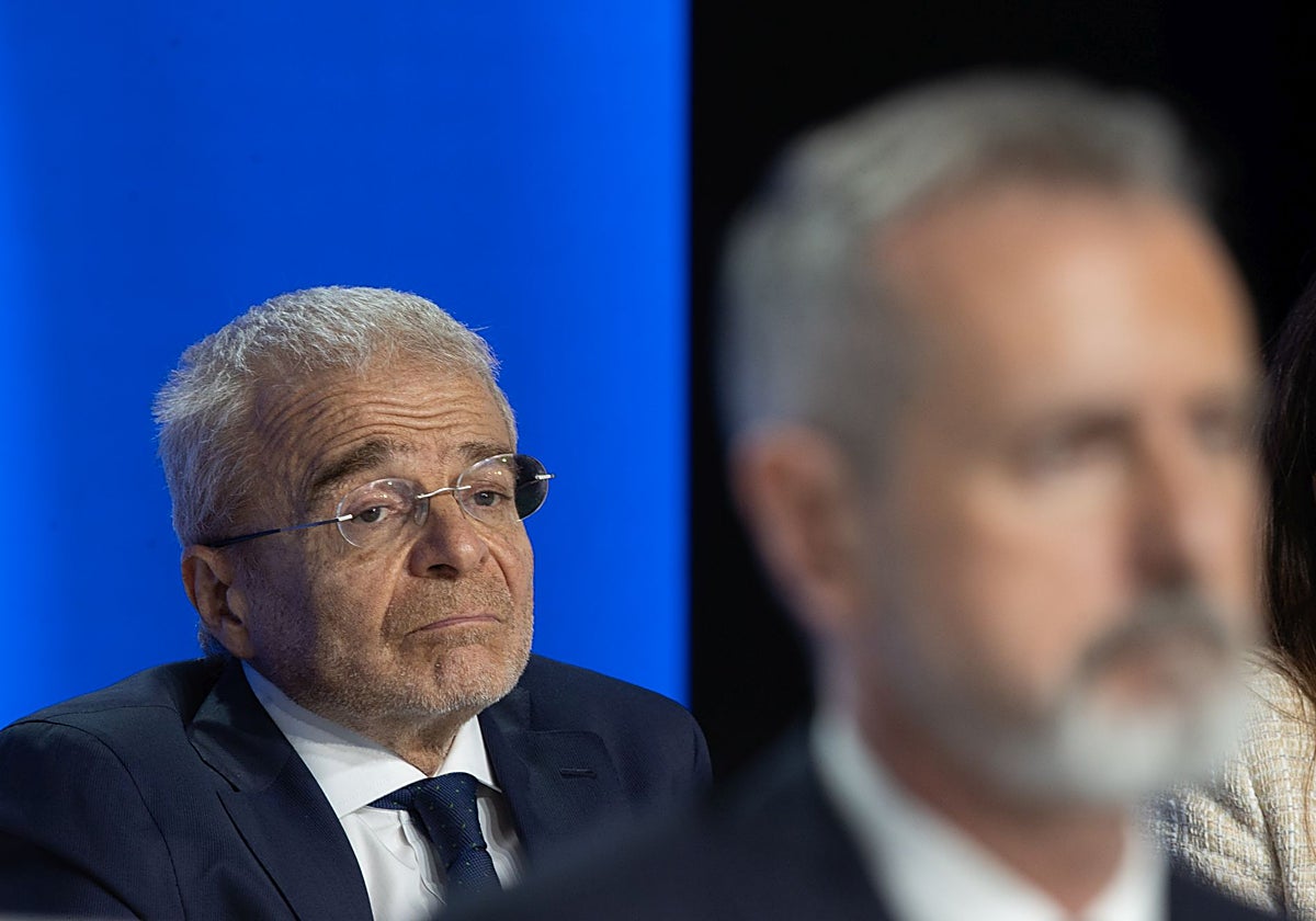 Javier de Paz, hasta ahora consejero de Telefónica; desenfocado, el presidente de la compañía, Marc Murtra