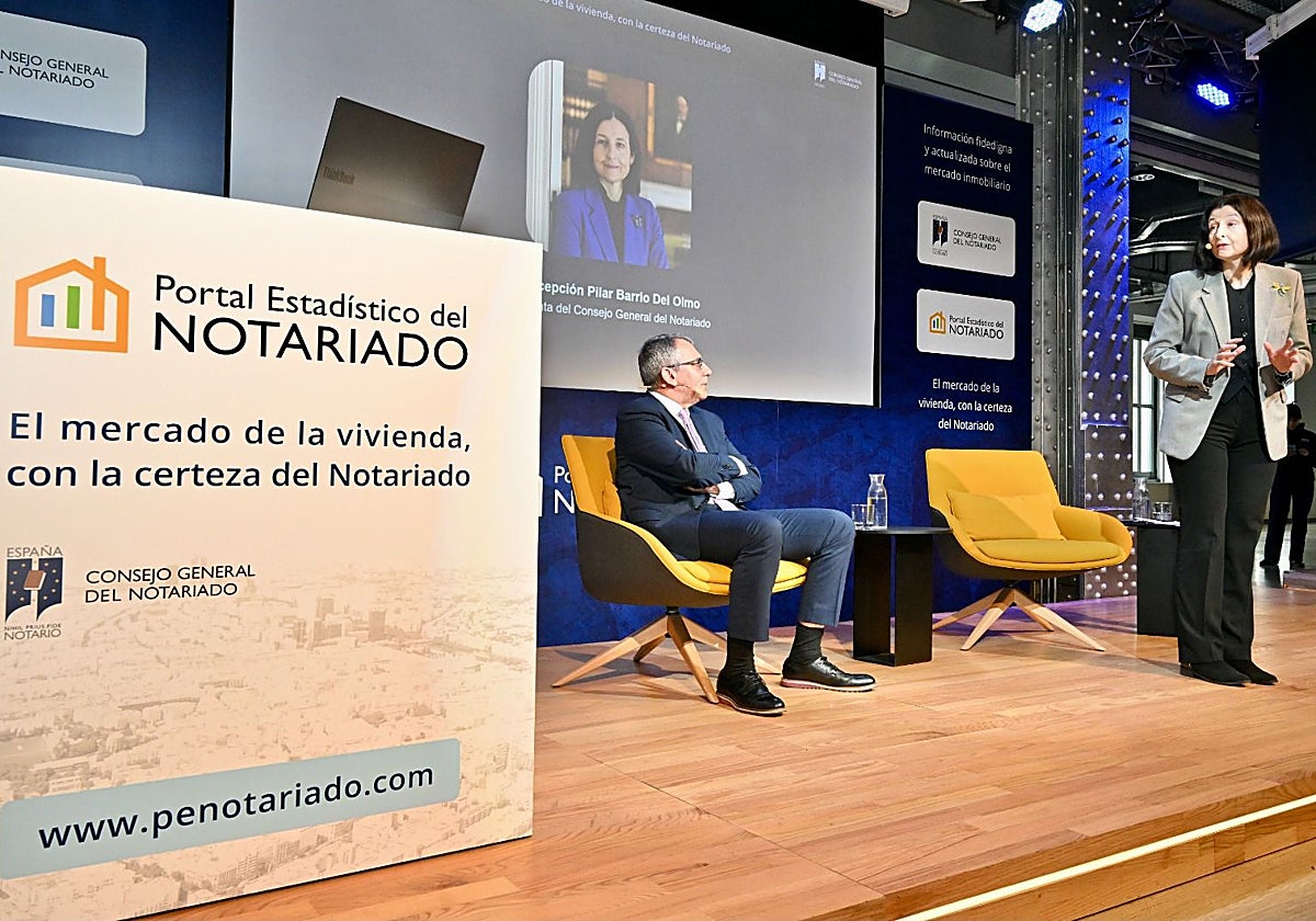 Alberto Martínez Lacambra y Concepción Pilar Barrio Del Olmo, durante la presentación del Portal Estadístico del Notariado