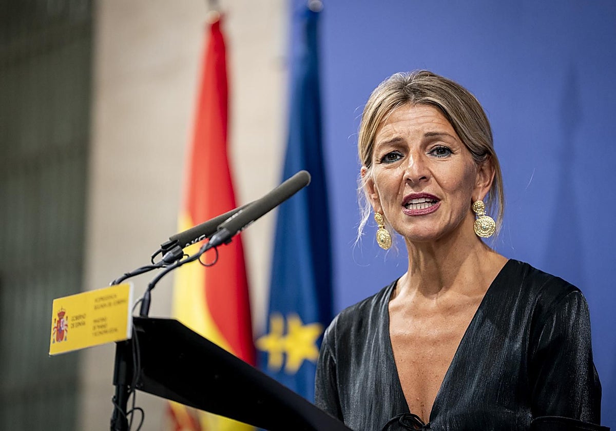 El registro horario de Yolanda Díaz plantea dudas legales si no pasa por el Congreso