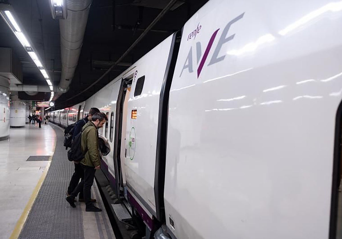 Un AVE con destino Francia en la estación de Barcelona Sants