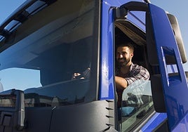 Ayudas de hasta 3.000 euros para sacarse el carnet de conducir de autobús y camión: quién puede solicitarlo y qué condiciones hay