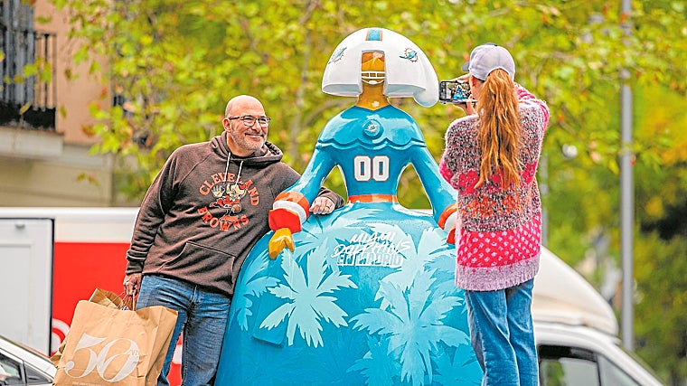 Una de las Meninas NFL, decoradas con motivos de los Dolphins y los Commanders