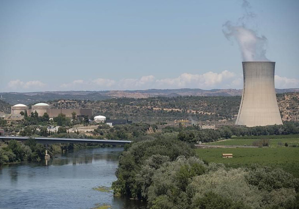 Torre de refrigeración y reactores I y II de la central de Ascó