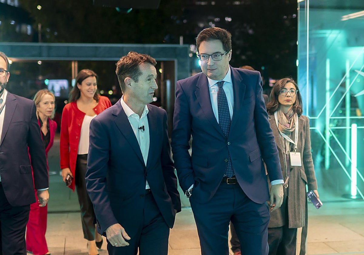 El presidente de Indra, Ángel Escribano, junto al ministro para la Transición Digital, Óscar López