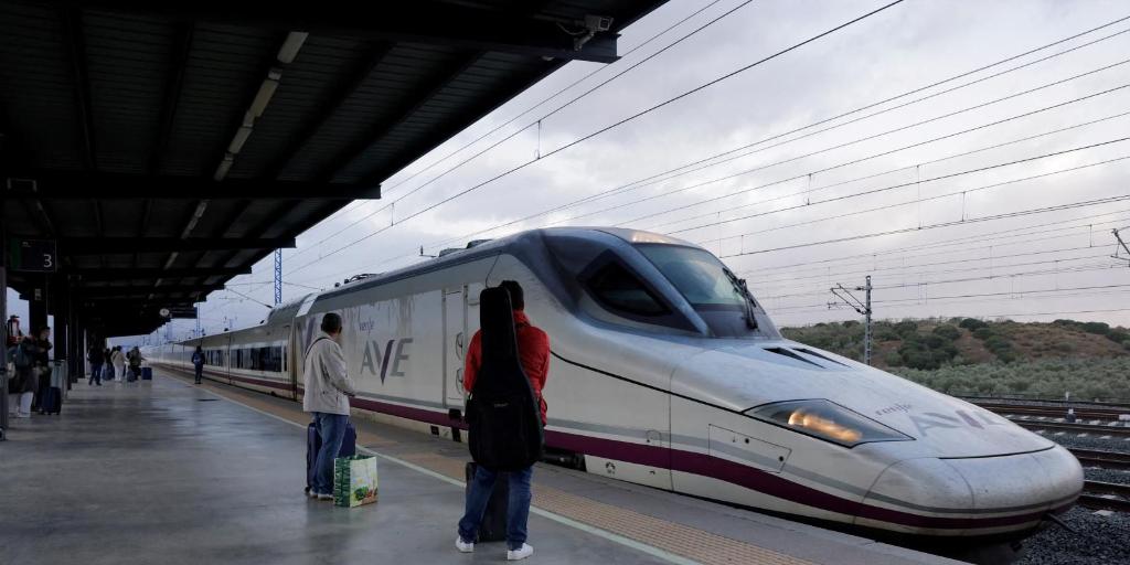 Competencia llama la atención a Adif por pedir un plan de viabilidad auditado a los rivales de Renfe para poder operar en Galicia y Asturias