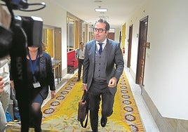 El ministro de Economía, Carlos Cuerpos, en los pasillos del Congreso