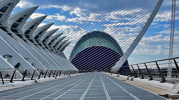Onyx Solar has installed more than 6,000 square meters of walkable PV cantilever pavement at the Valencia Science Museum