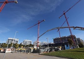 El Gobierno abre la veda a los ayuntamientos para que puedan gastar el superávit de 2024 en construir vivienda