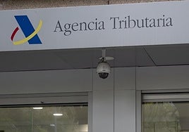 El Gobierno aplaza 'in extremis' la obligación de que millones de empresas y autónomos compartan las facturas con Hacienda