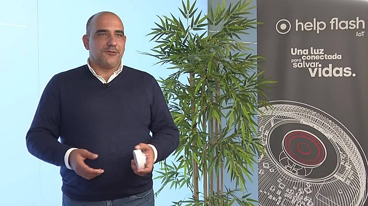 Los creadores gallegos de la baliza V-16: "La idea era ayudar a personas con discapacidad"