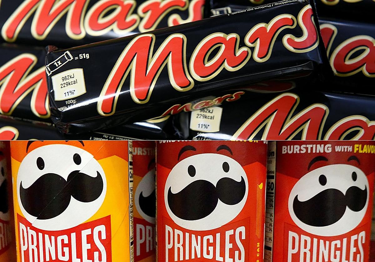 Barritas de chocolate Mars y patatas Pringles en una imagen de archivo.