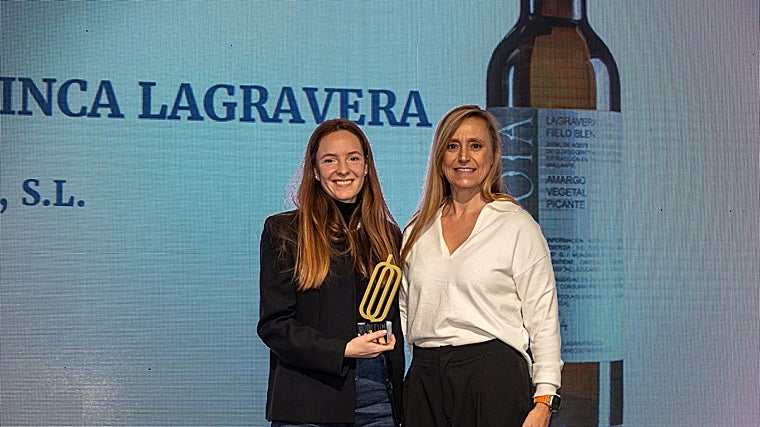 Carla Gili, de Anécdota, en el momento de recoger el galardón