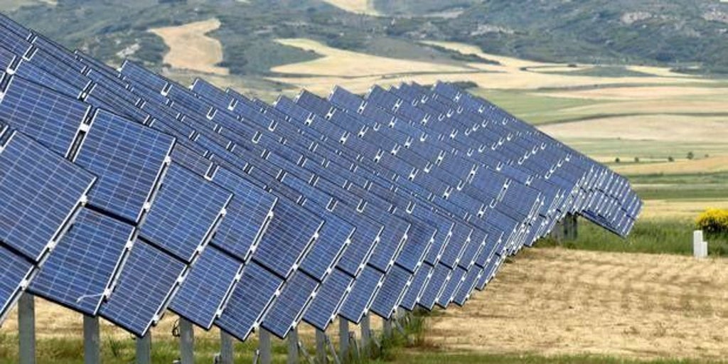La consolidación del sector fotovoltaico español se enreda en un nudo gordiano