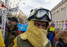 Los interinos protestan ante el Congreso: hay trabajadores que llevan más de 30 años con contratos temporales