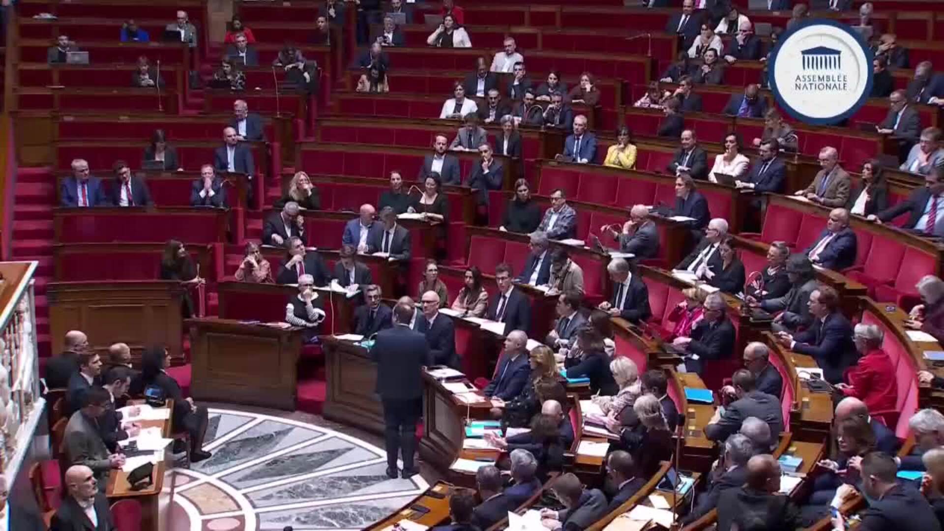 El primer ministro francés mantiene el cargo tras superar el voto sobre las cuentas de la Seguridad Social