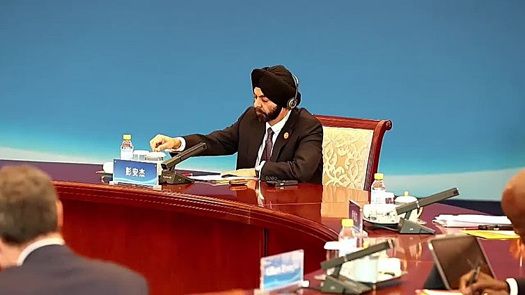 Li Qiang participa en Pekín de una reunión con líderes mundiales en economía