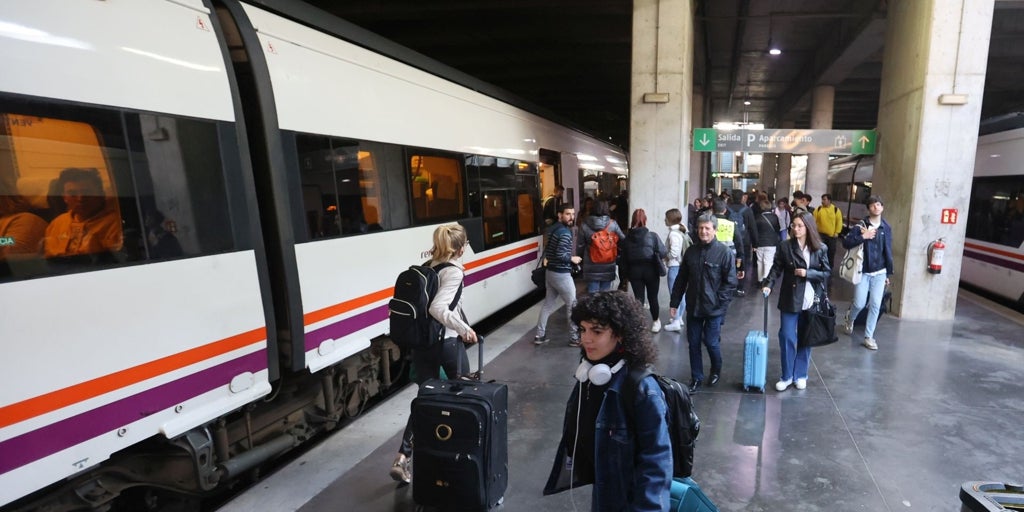 El Gobierno aprobará un abono transporte de 60 euros para viajar por ...
