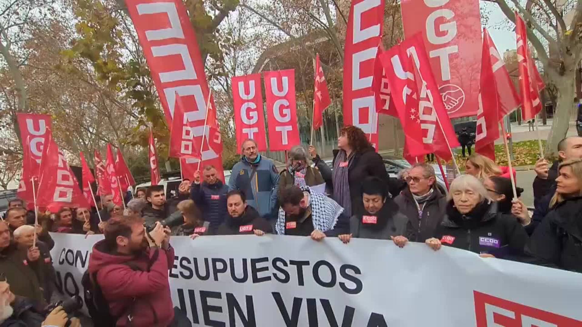 CCOO y UGT se concentran frente a la Asamblea de Madrid contra las ...