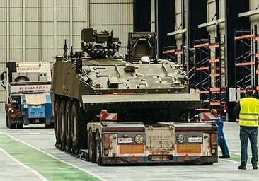 Llega el primer blindado de combate 8x8 a la nueva planta de Indra en Gijón