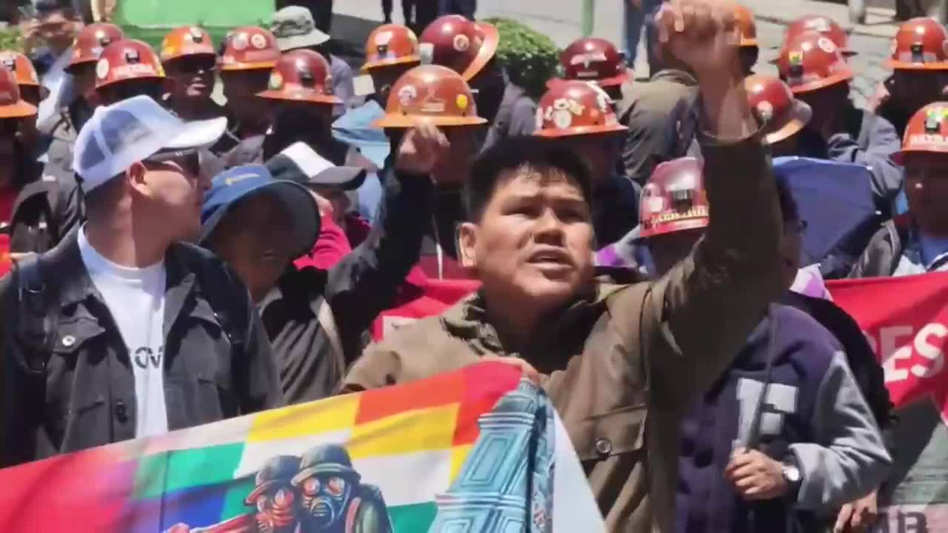 Bloqueos en carreteras de Bolivia a causa del retiro del subsidio a los ...