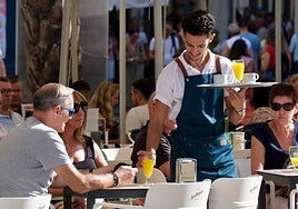 La otra cara del empleo: 250.000 despidos en seis días y trabajos de 40 jornadas