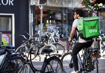 Uber Eats abandona el modelo de 'riders' autónomos tras las amenazas de Trabajo