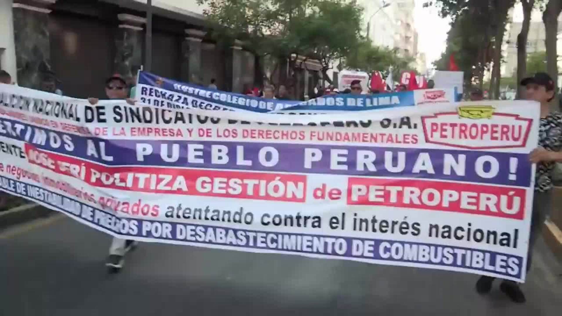Trabajadores marchan en Lima para exigir que se derogue la ...
