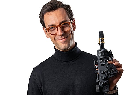 Imagen secundaria 1 - Ramón Mañas (segunda foto) es el CEO y fundador de Odisei Music, que comercializa un saxofón y un clarinete de bolsillo para practicar sin molestar a nadie