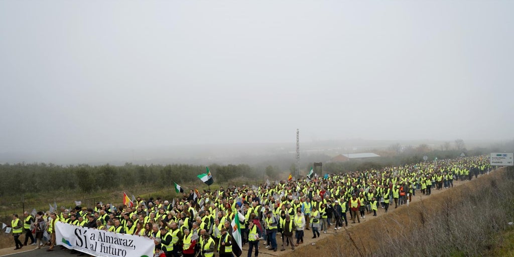 Quince alcaldes extremeños llevan a Moncloa su pulso por Almaraz: «La decisión de cierre ignora la realidad del territorio»