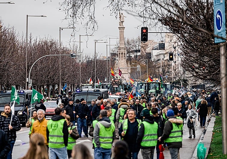 Miles de agricultores y 500 tractores toman la capital contra Mercosur: «Madrid, escucha, el campo está en la lucha»