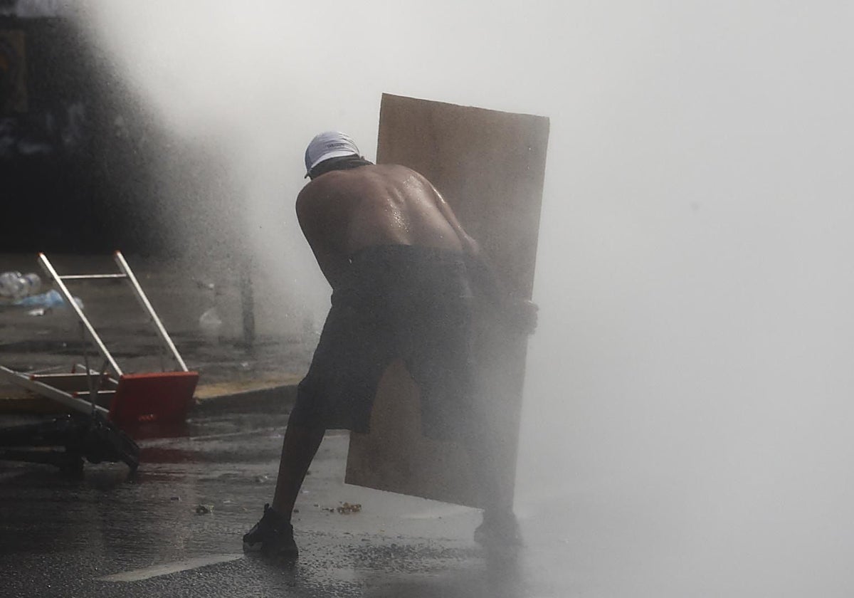 Protestas a las puertas del Senado argentino durante la votación de la reforma