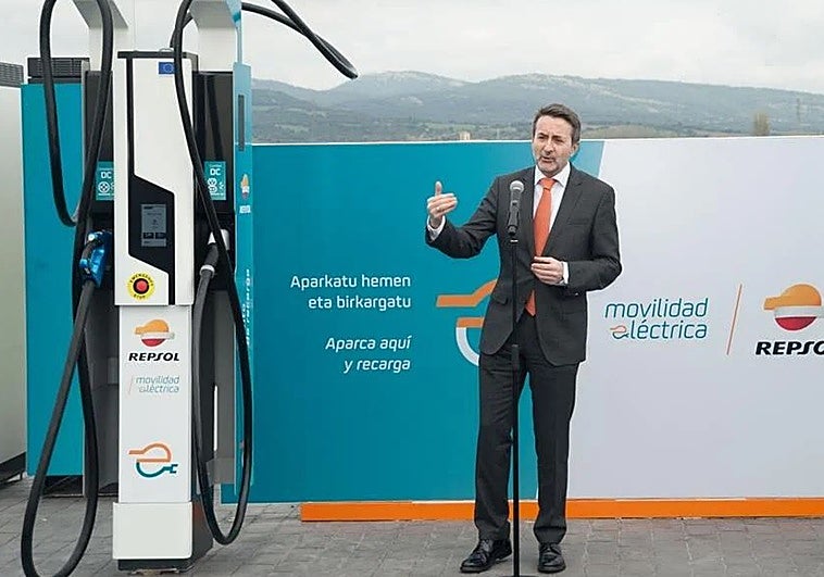 El CEO de Repsol junto a puntos de recarga
