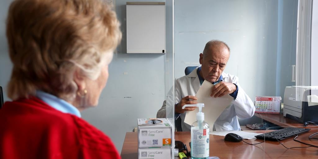 El perfil de quienes piden una baja médica en España: mujer, menor de 40 años, con salario medio y de una empresa pública