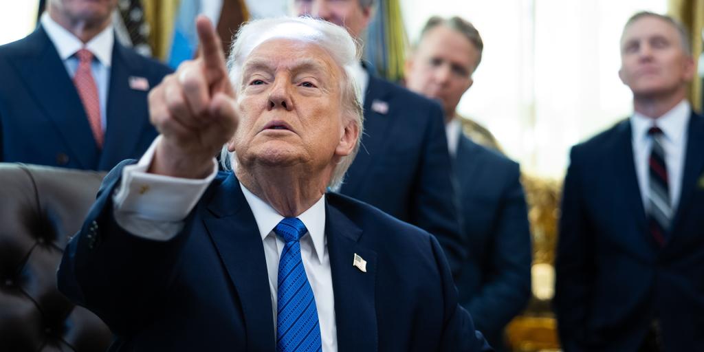 La relación de Trump con Paramount y su papel en el proceso de adquisición de Warner Bros