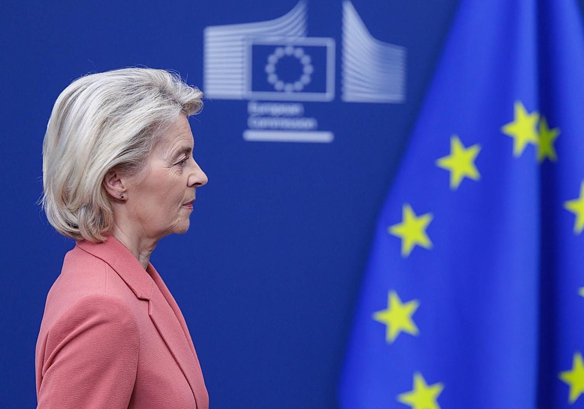 La presidenta de la Comisión Europea, Ursula von der Leyen, llega a la sede de la Comisión Europea en Bruselas, Bélgica, el viernes 27 de febrero de 2026, para informar a la prensa sobre las últimas novedades del Mercosur.
