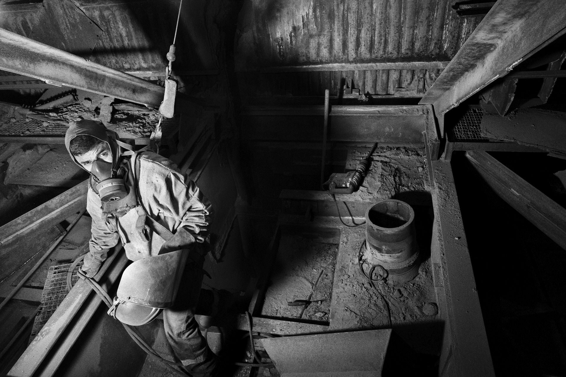 En España, en los últimos años, se ha procedido al desmantelamiento de centrales como la térmica de Compostilla, en Castilla y León. (Arriba) Las icónicas chimeneas de Compostilla, símbolos del rico pasado minero del Bierzo, fueron derribadas a mediados de febrero de este año. En las dos siguientes imágenes, tareas de desmantelamiento de la central, durante el verano de 2024.