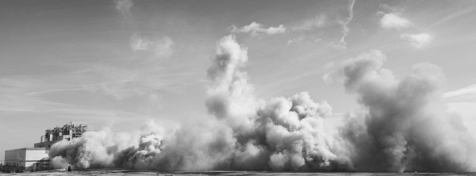 6 de febrero de 2023. Secuencia de la voladura de la icónica chimenea de la Central Térmica de Andorra, en Teruel. Su cierre se enmarcó en el proceso de descarbonización impulsado por el Pacto Verde Europeo